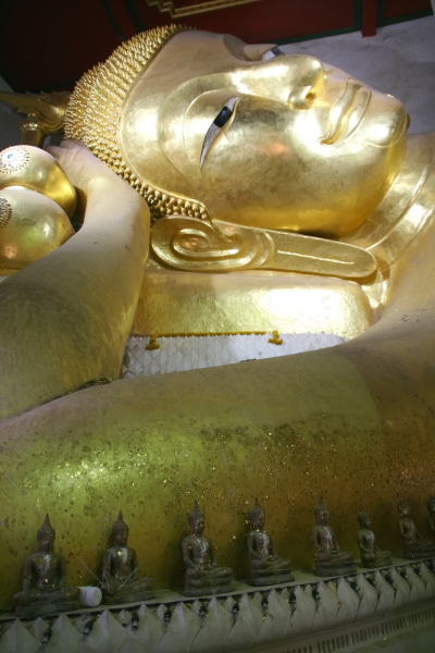 reclining budha in petburi.JPG